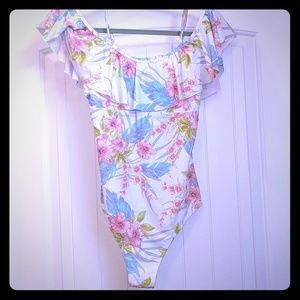 NWT Raisins onepiece off shoulder flutter floral,L